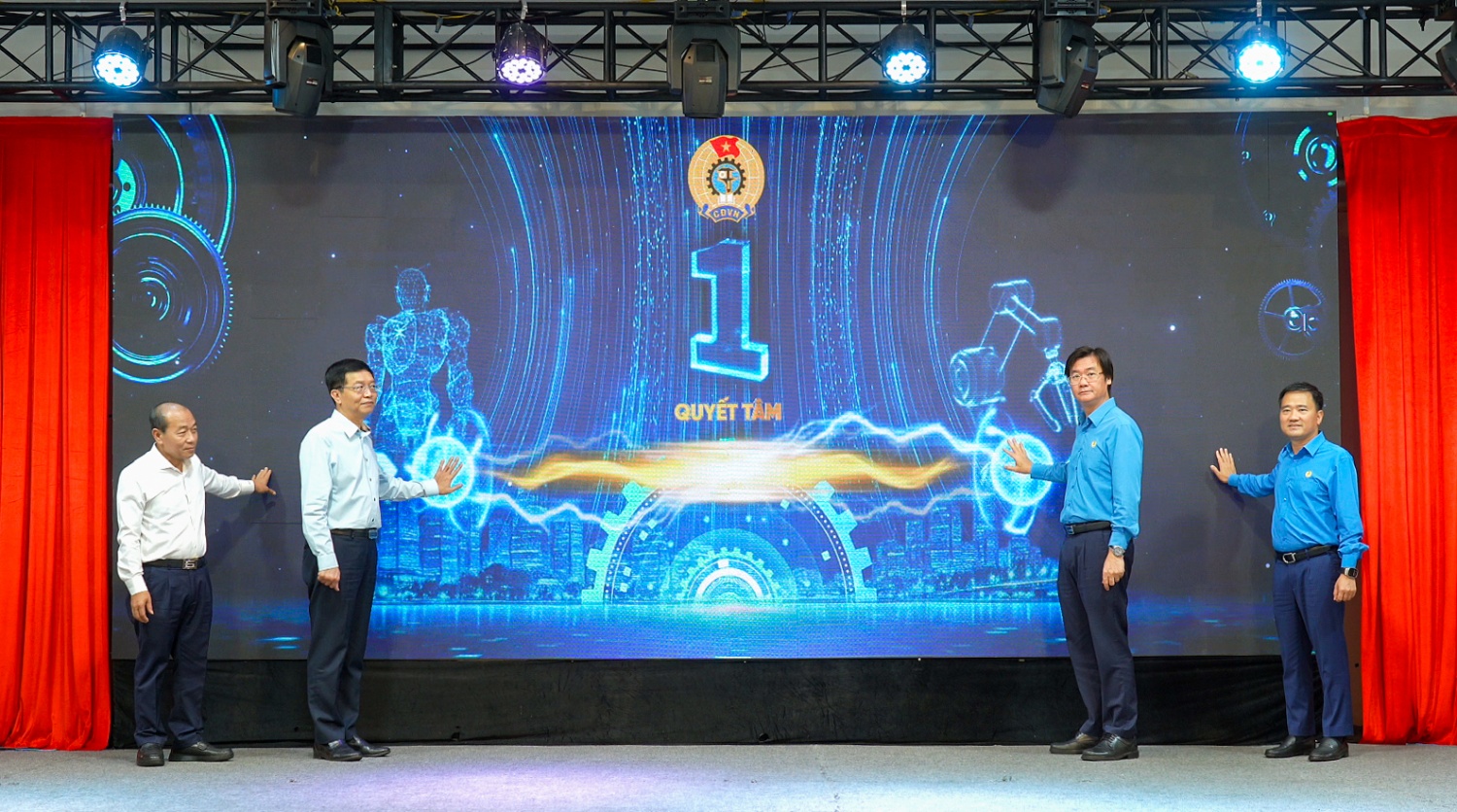 Lãnh đạo Tập đoàn và lãnh đạo Công đoàn Petrovietnam ấn nút hưởng ứng Lễ phát động phong trào thi đua “Lao động giỏi, năng suất cao, thu nhập tốt” giai đoạn 2026-2031.