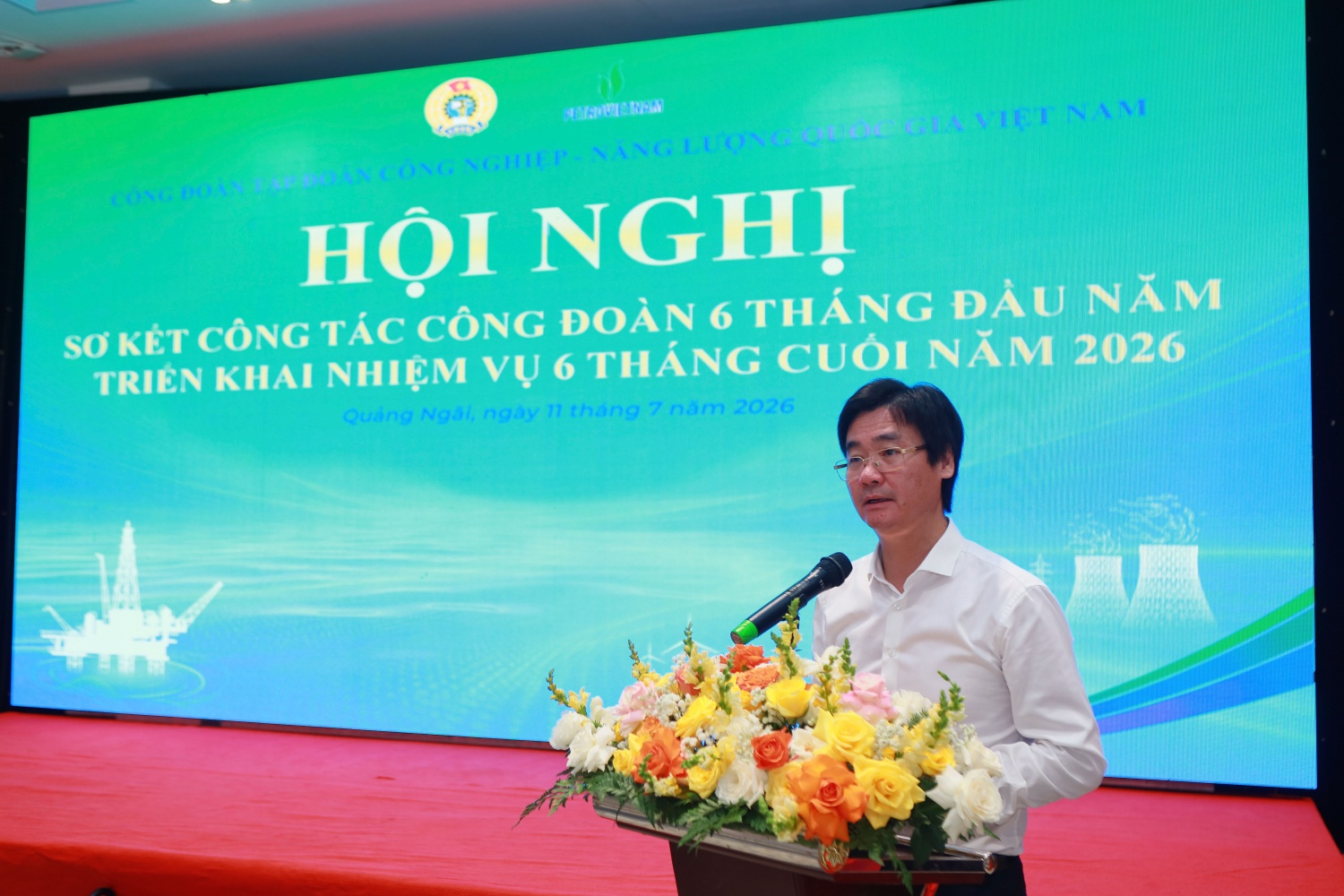 Đồng chí Nguyễn Mạnh Kha - Chủ tịch Công đoàn Petrovietnam báo cáo về hoạt động của Công đoàn Tập đoàn trong 6 tháng đầu năm.