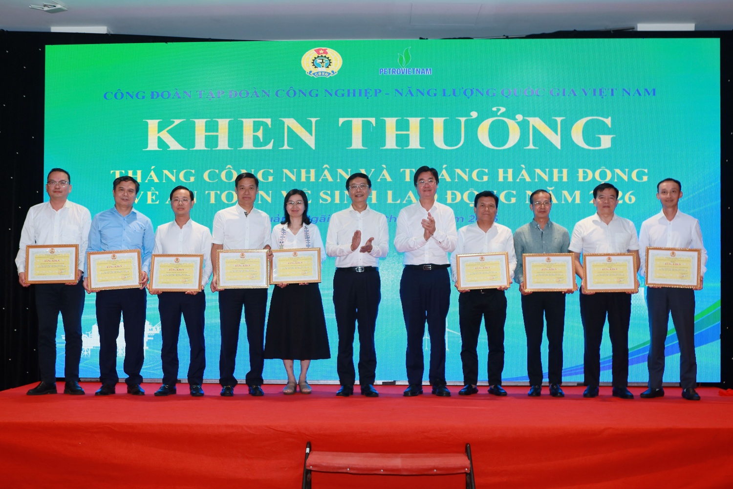 Đại diện Petrovietnam và Công đoàn Petrovietnam trao tặng Bằng khen cho các tập thể tích cực triển khai các hoạt động hưởng ứng Tháng Công nhân và Tháng hành động về ATVSLĐ năm 2026.