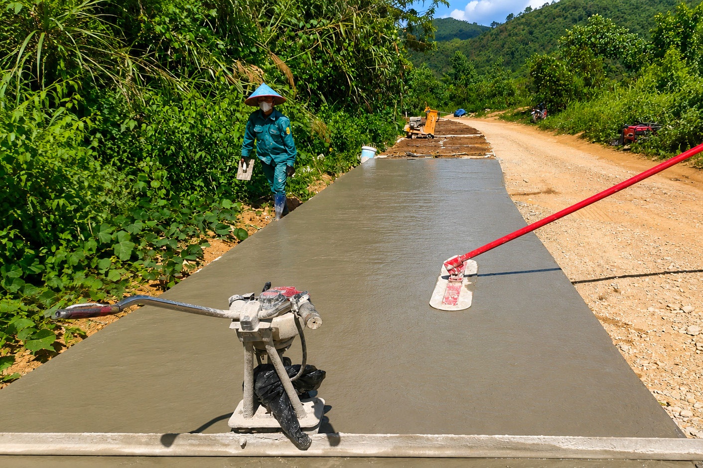 Các hạng mục đổ bê tông mặt đường được triển khai đồng bộ nhằm bảo đảm tiến độ.