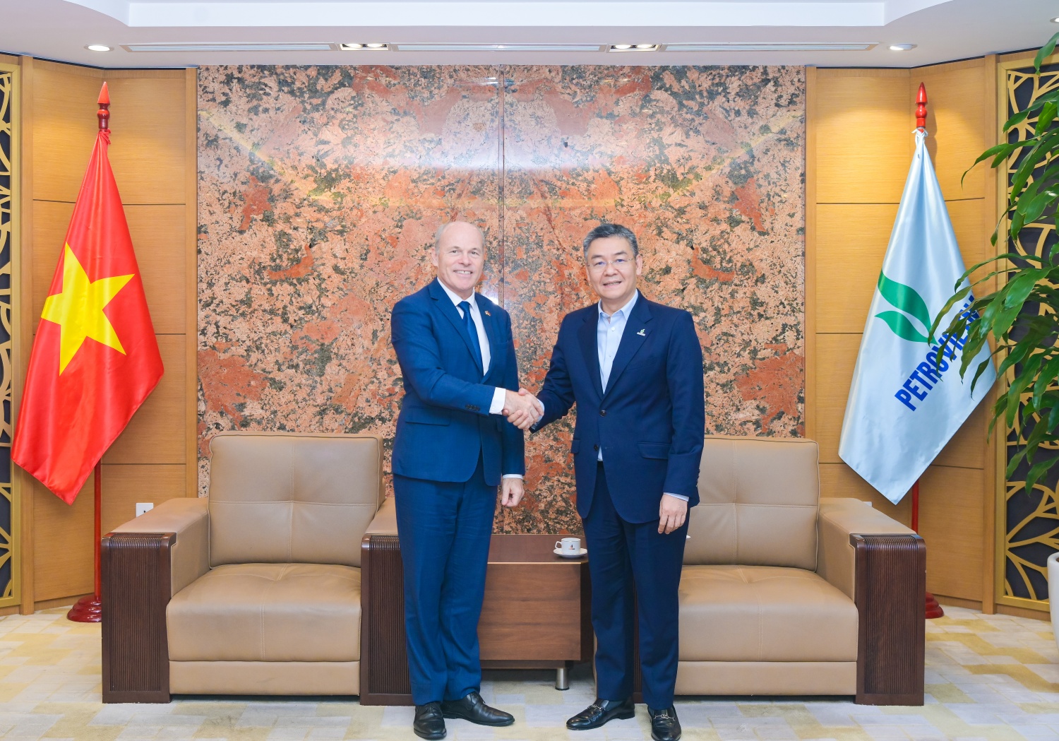 Tổng Giám đốc Petrovietnam Lê Mạnh Cường chào mừng Ngài Jim Nickel, Đại sứ đặc mệnh toàn quyền Canada tại Việt Nam đến thăm và làm việc tại Petrovietnam.