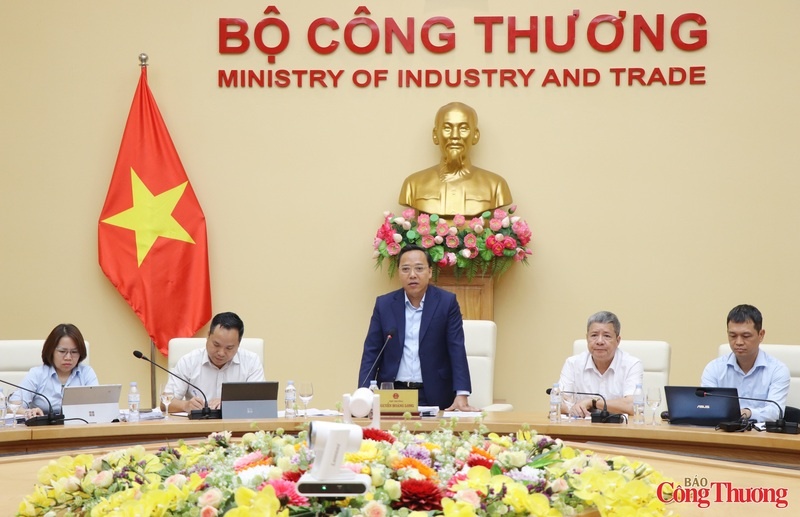 Thứ trưởng Bộ Công Thương Nguyễn Hoàng Long chủ trì cuộc họp/Ảnh: Báo Công Thương