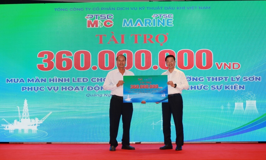 Công đoàn PTSC M&C và PTSC Marine trao tài trợ cho Trường THPT Lý Sơn.