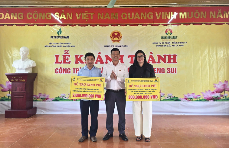 Phân bón Cà Mau trao kinh phí hỗ trợ xây dựng Nhà văn hóa thôn Seng Sui và chương trình “Chung tay vì trẻ em vùng cao”.