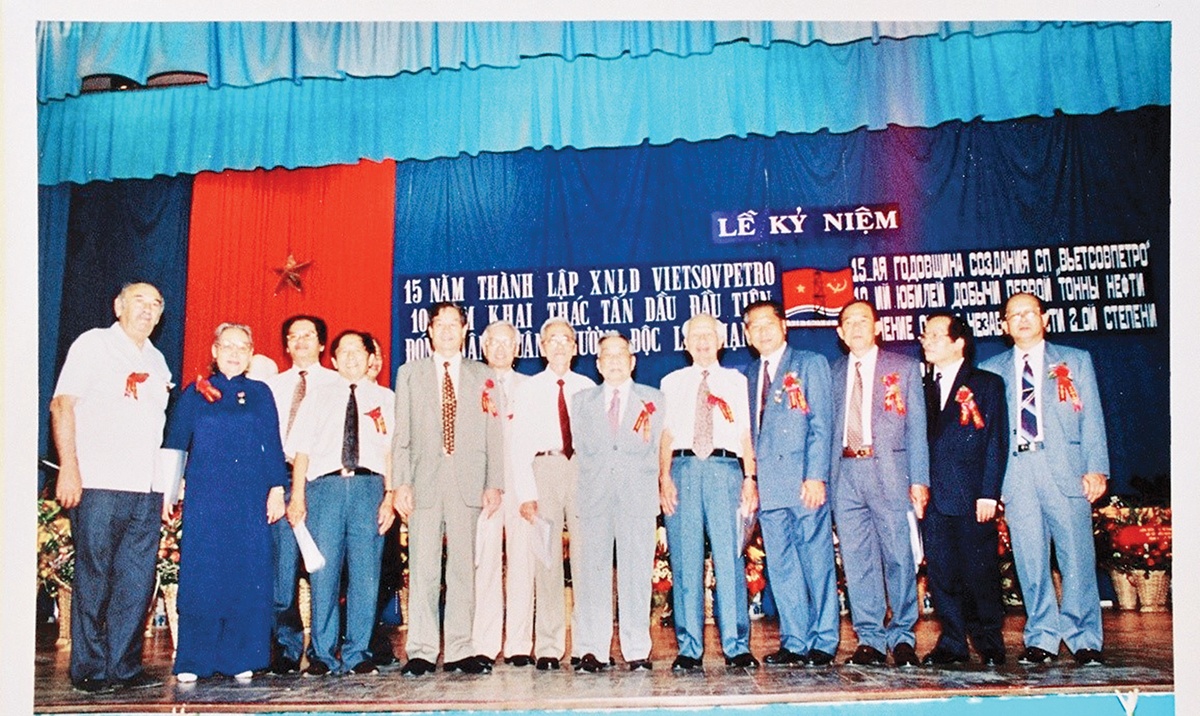Ông D.G. Mamedov (ngoài cùng bên trái) và ông Ngô Thường San (thứ tư từ phải sang) trong Lễ kỷ niệm 15 năm thành lập Vietsovpetro năm 1996 (ảnh do ông Ngô Thường San cung cấp)