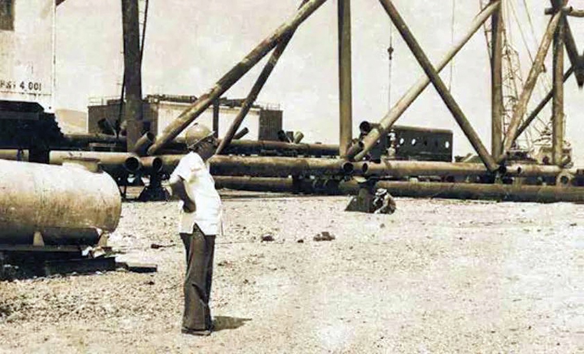 Ông D.G. Mamedov tại công trường xây dựng giàn khoan tại Vũng Tàu (ảnh do Đại sứ quán Azerbaijan tại Hà Nội cung cấp)