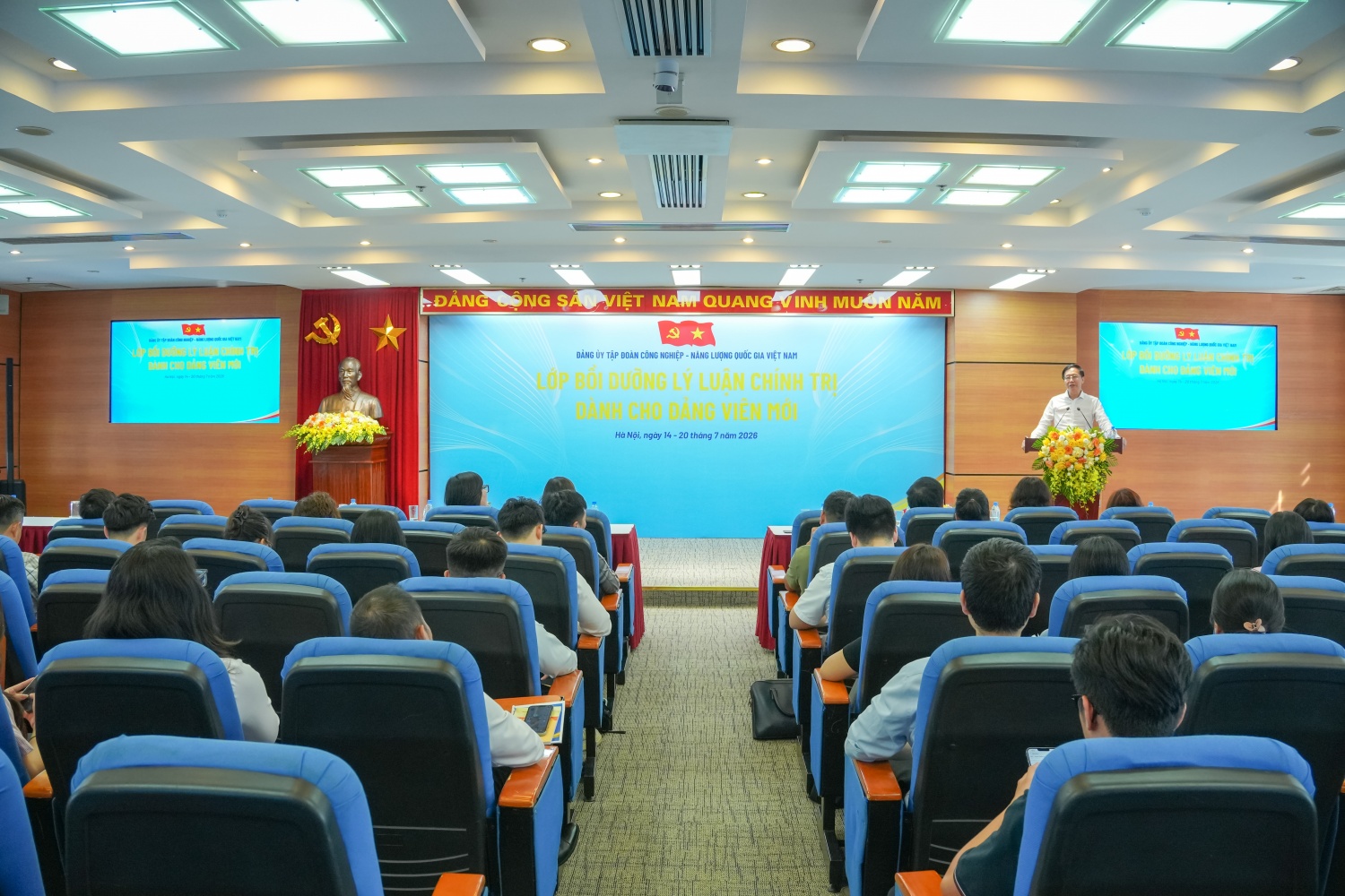 Toàn cảnh lễ khai giảng lớp Bồi dưỡng lý luận chính trị dành cho đảng viên mới năm 2026.