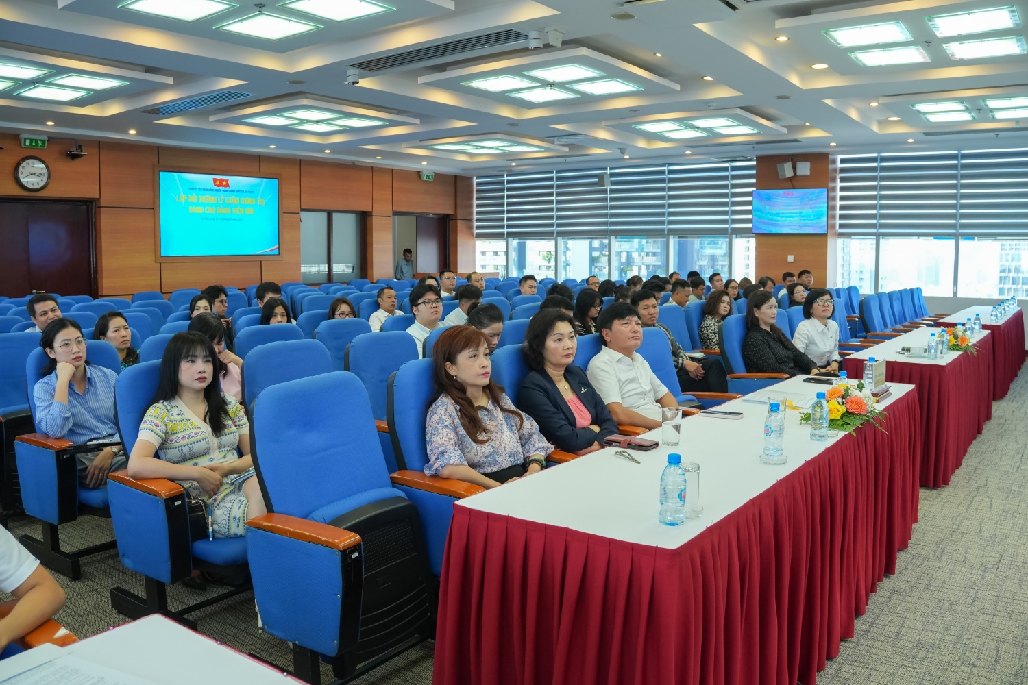 Các đại biểu cùng các học viên tham dự buổi lễ khai giảng.