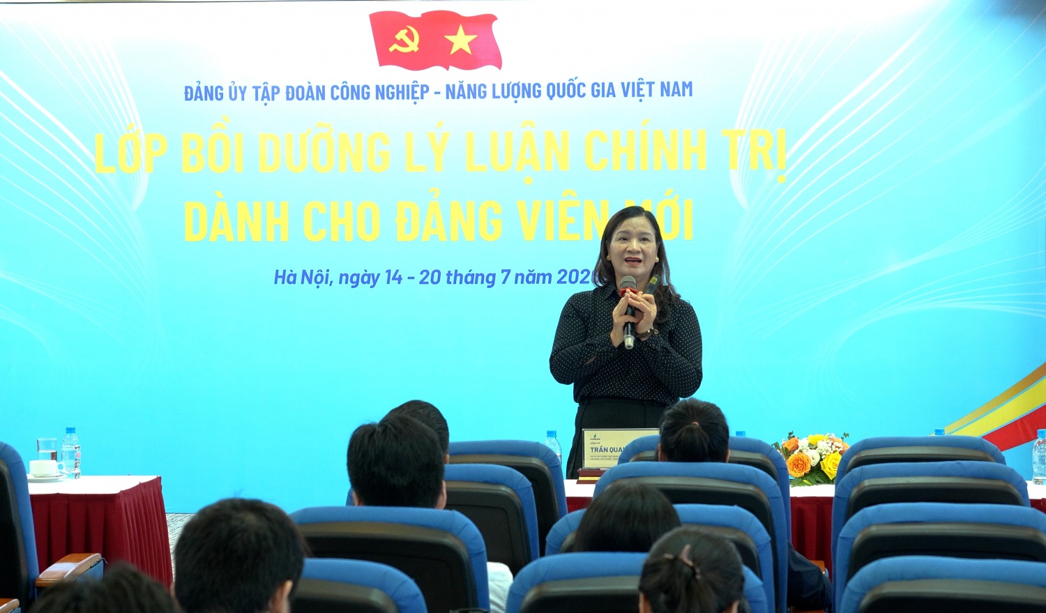 TS Nguyễn Thị Tiếp trình bày bài giảng tại lớp học