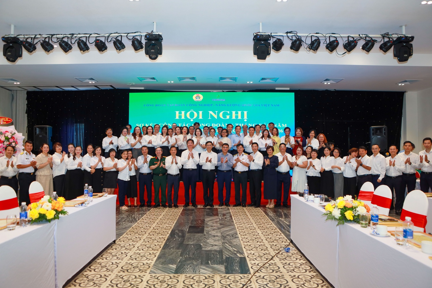 Các đại biểu chúc mừng thành công của Hội nghị Sơ kết công tác Công đoàn 6 tháng đầu năm và triển khai nhiệm vụ 6 tháng cuối năm 2026.