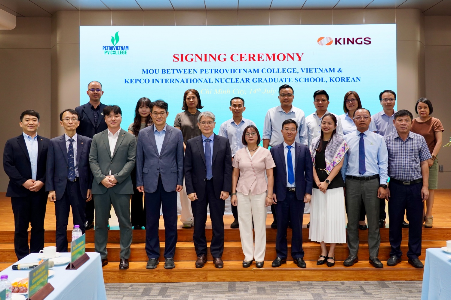 Đại diện PV College và KINGS tại buổi ký kết Biên bản ghi nhớ hợp tác.