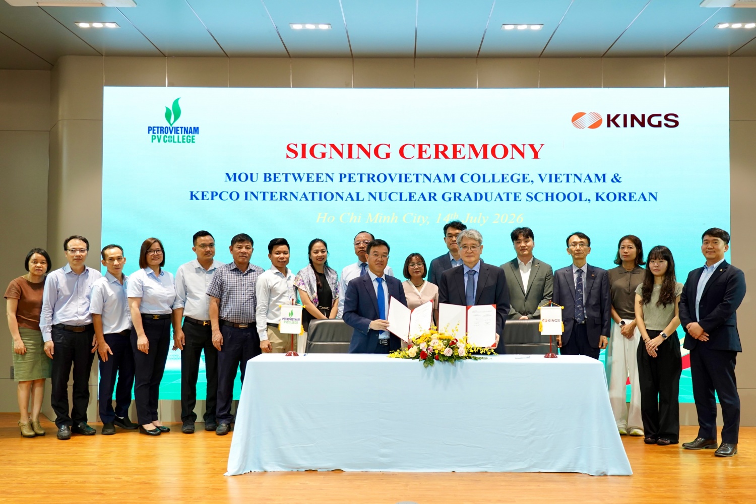 PV College và KINGS thực hiện ký kết, tạo nền tảng cho những chương trình hợp tác thực chất.