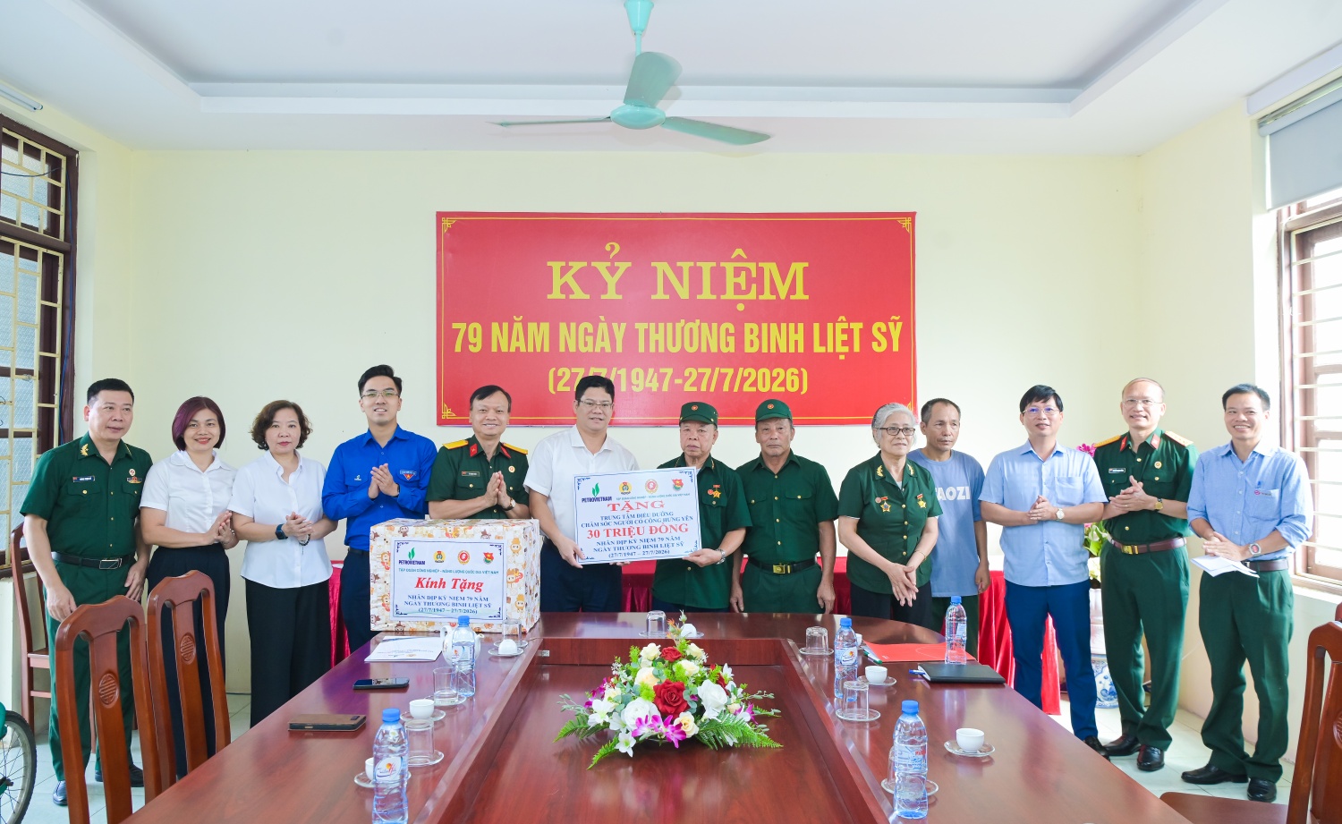 Đoàn công tác Petrovietnam tặng quà và trao hỗ trợ cho các thương, bệnh binh tại Trung tâm Điều dưỡng thương binh tỉnh Hưng Yên