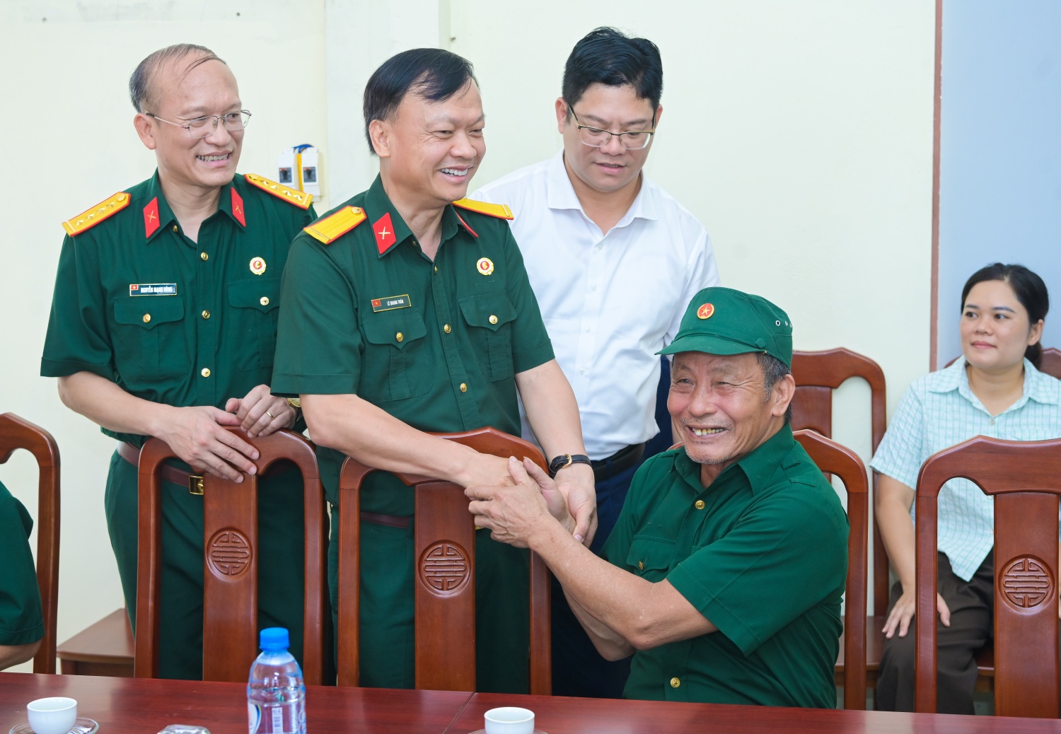 Đồng chí Lê Quang Toán - Phó Chủ tịch Thường trực Hội Cựu chiến binh Petrovietnam trò chuyện, lắng nghe tâm tư và động viên các thương, bệnh binh