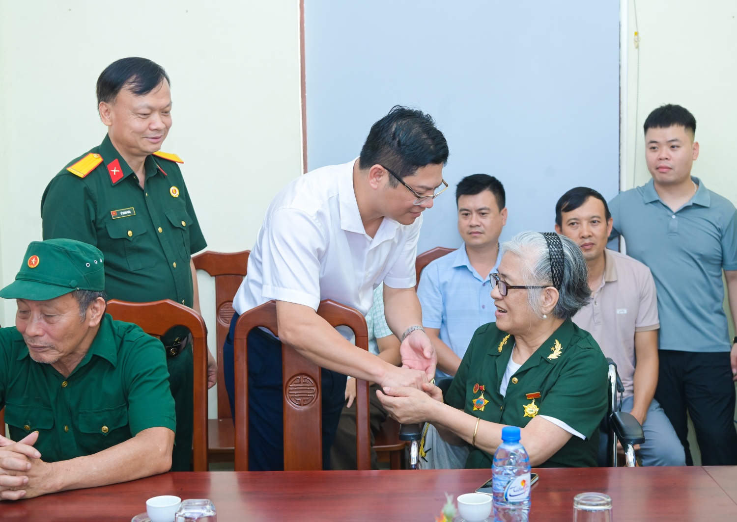 Đồng chí Nguyễn Văn Tá - Ủy viên Ban Thường vụ, Trưởng Ban Công tác Công đoàn, Công đoàn Petrovietnam hỏi thăm, động viên các thương, bệnh binh đang điều dưỡng tại Trung tâm Điều dưỡng thương binh tỉnh Hưng Yên