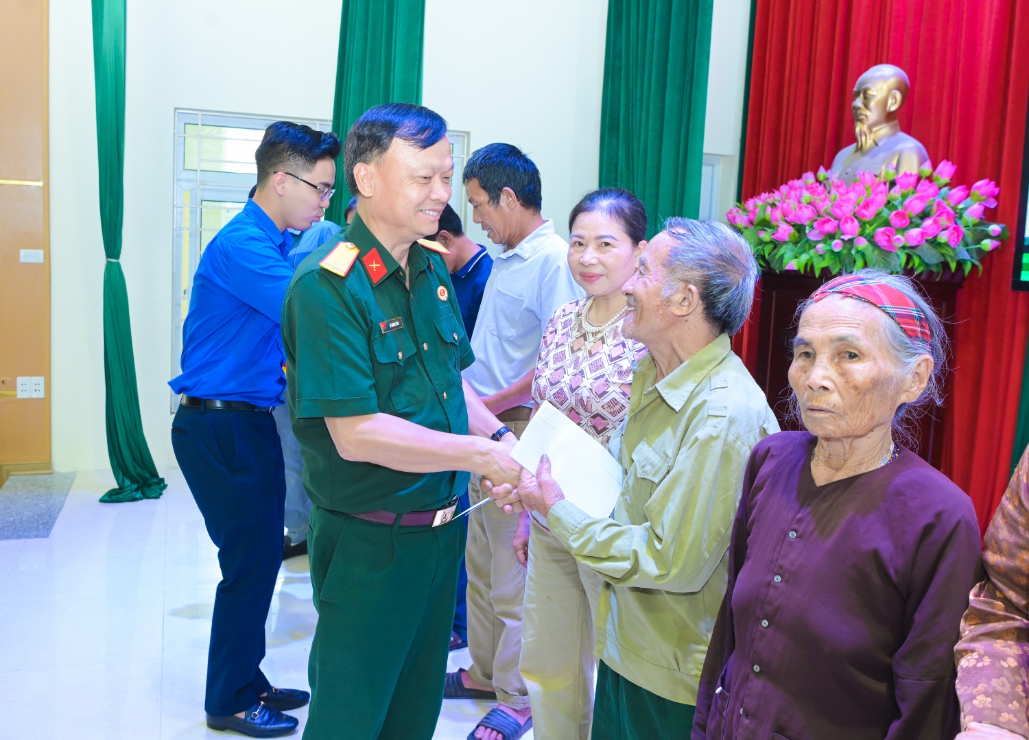 Đồng chí Lê Quang Toán tặng quà cho các gia đình chính sách, thương, bệnh binh tại tỉnh Ninh Bình