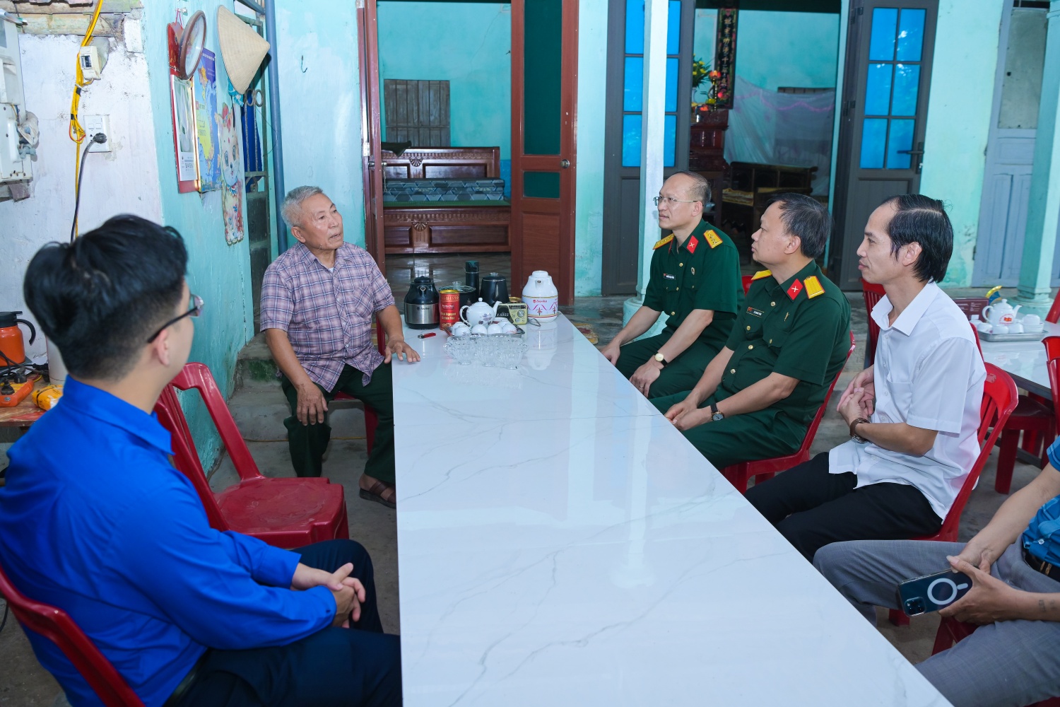 Đoàn công tác khảo sát nơi ở của các hội viên hội CCB có hoàn cảnh khó khăn để triển khai hỗ trợ sửa chữa, xây dựng nhà nghĩa tình
