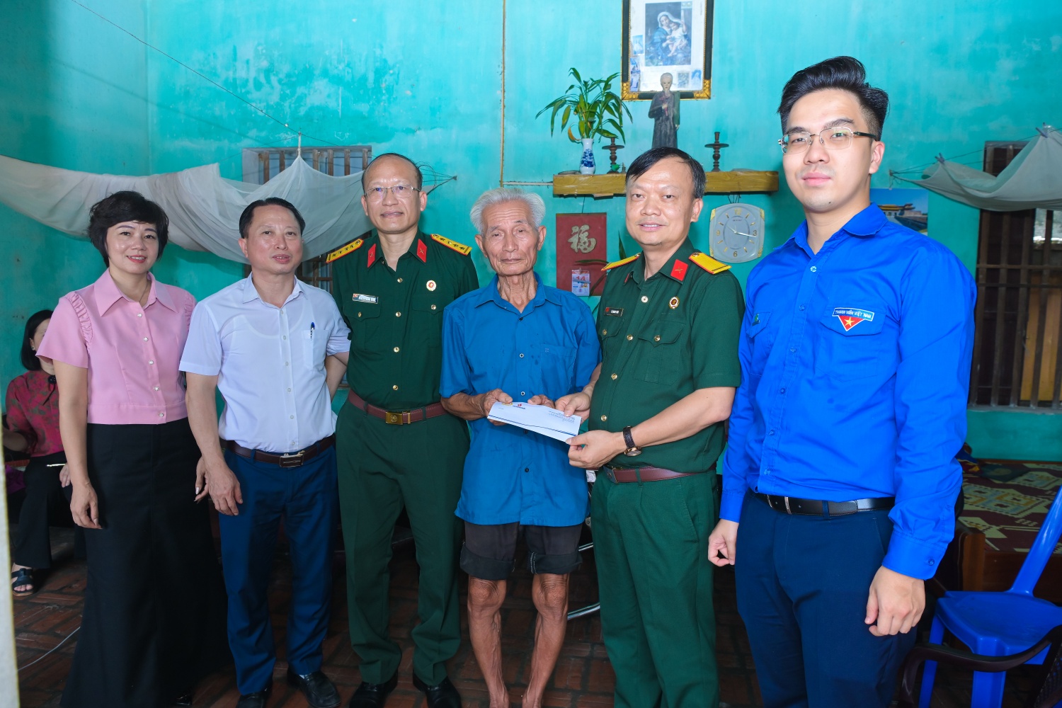 Đồng chí Lê Quang Toán tặng quà cho hội viên Hội CCB có hoàn cảnh khó khăn