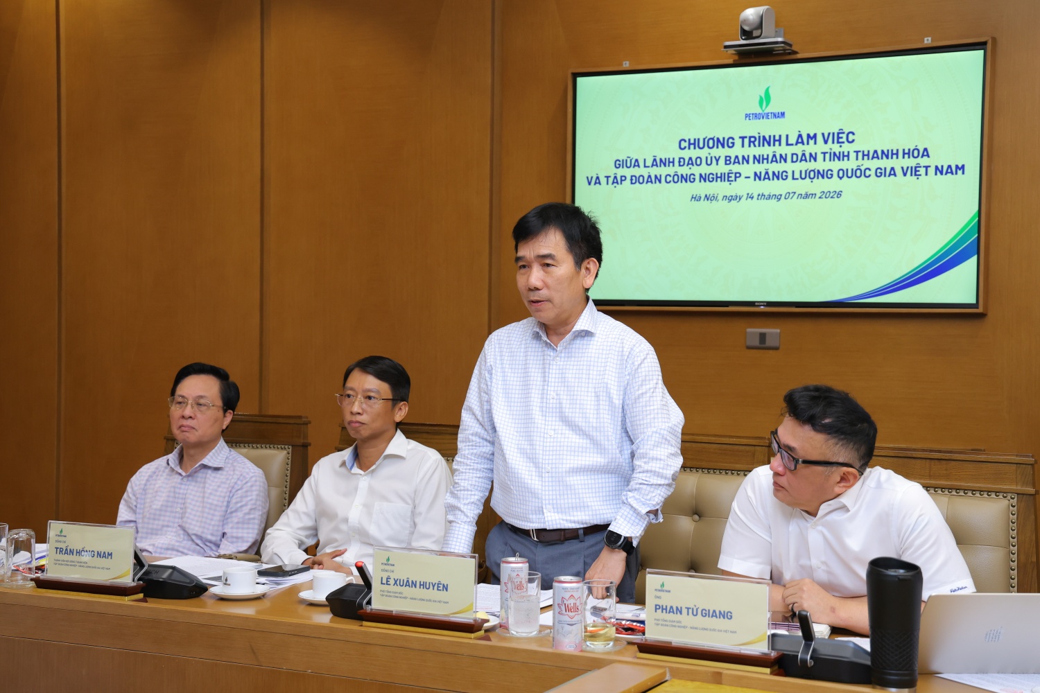 Phó Tổng Giám đốc Petrovietnam Lê Xuân Huyên trao đổi tại buổi làm việc