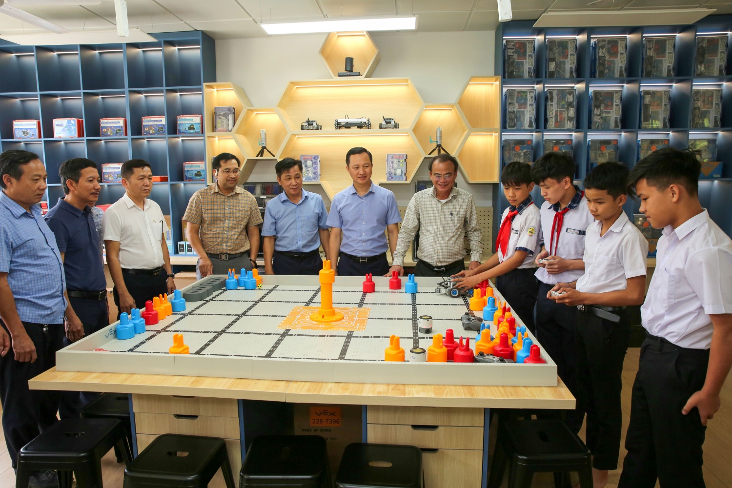 Các đại biểu tham quan, kiểm tra cơ sở vật chất, thiết bị học tập tại phòng STEM của Trường PTDTBT TH&THCS Đinh Thanh Kháng (xã Sơn Tây Thượng).