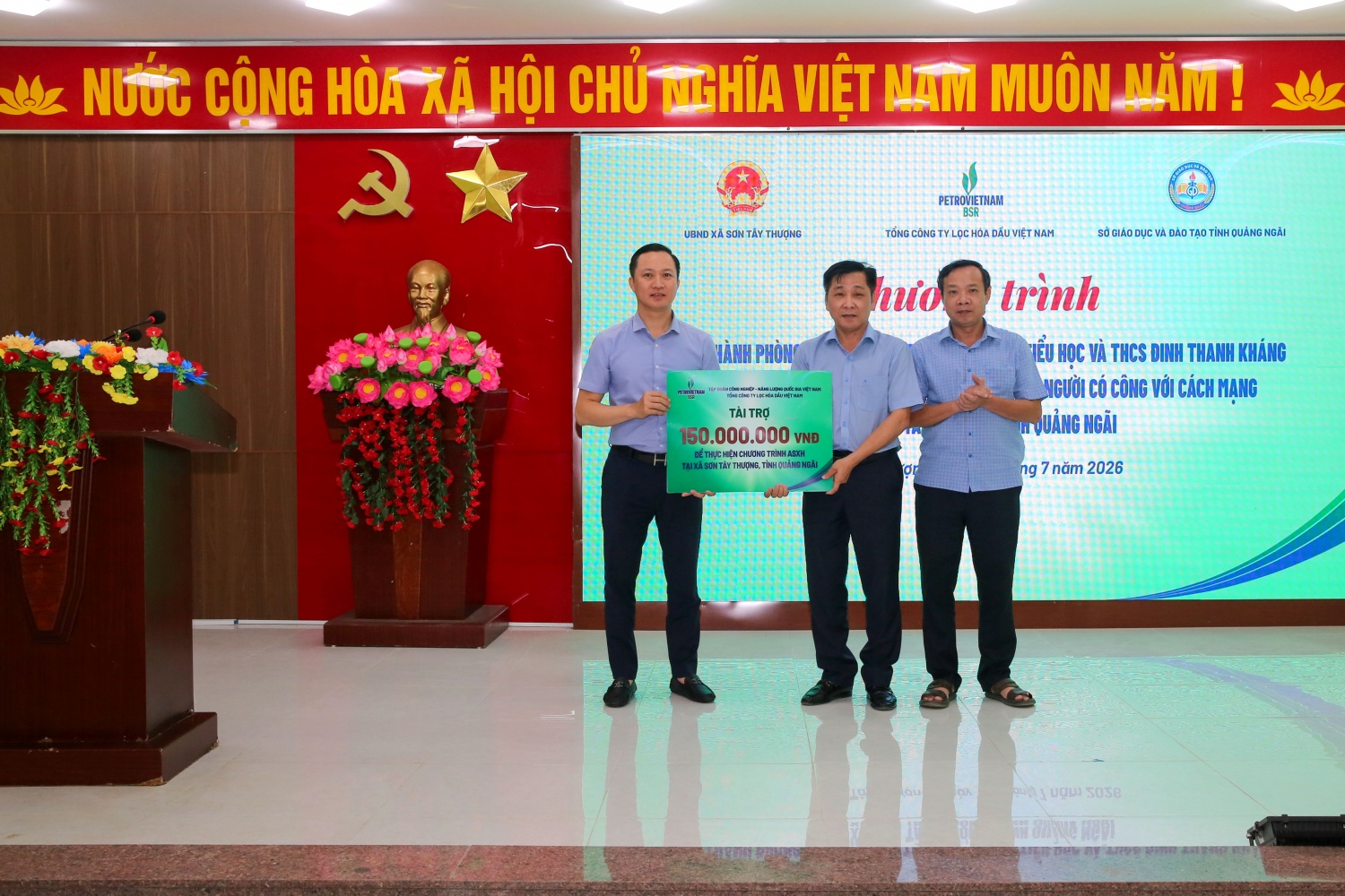 Tại xã Sơn Tây Thượng, đại diện BSR cũng đã trao hỗ trợ 150 triệu đồng để địa phương thực hiện các hoạt động an sinh xã hội.