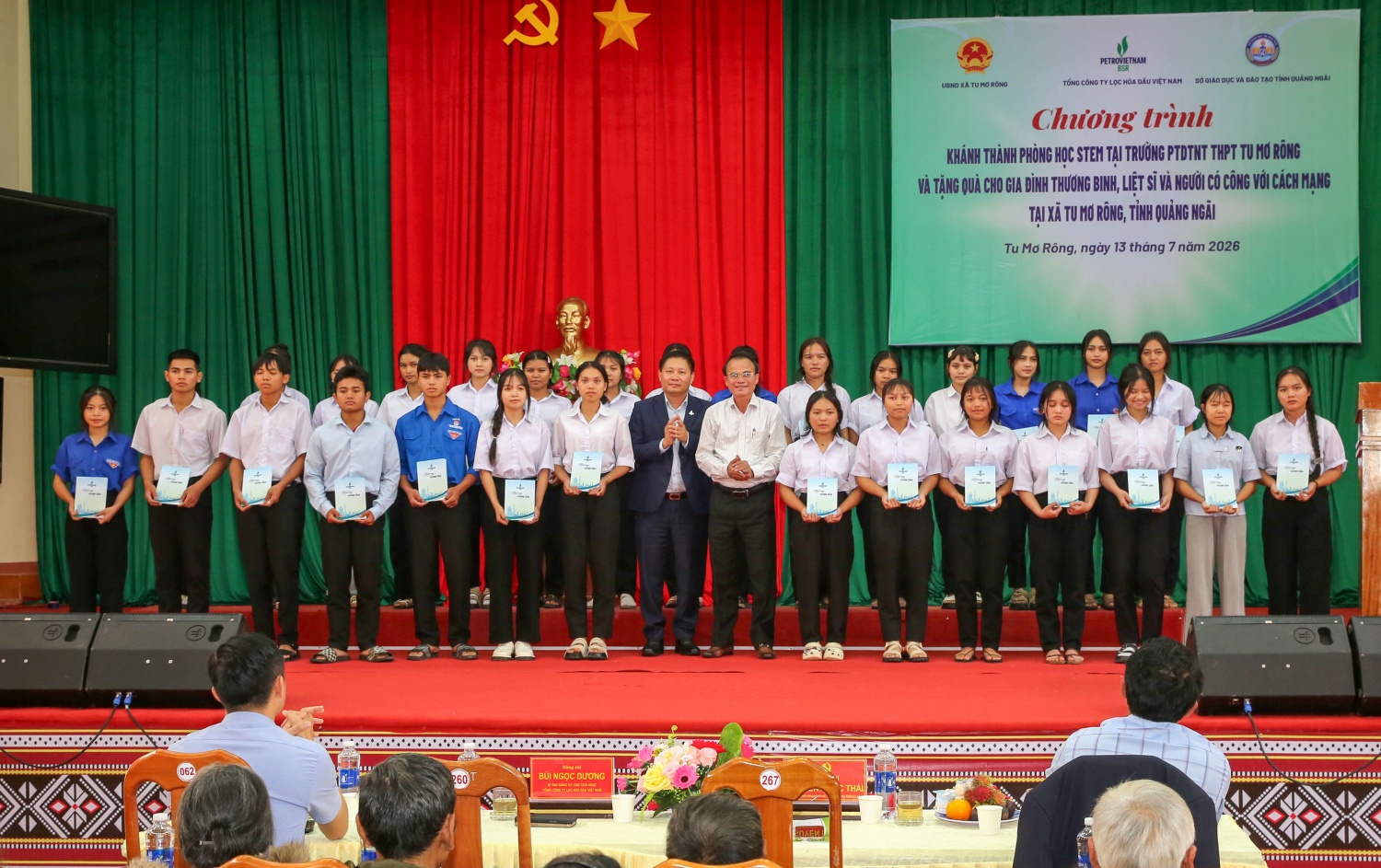 Các em học sinh Trường PTDTNT THPT Tu Mơ Rông nhận học bổng từ BSR.