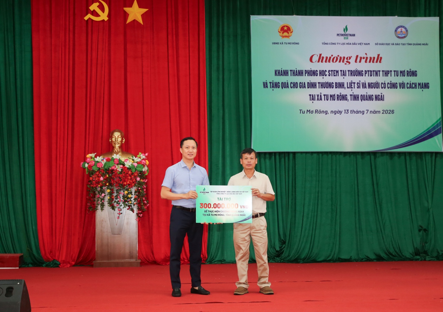 Đại diện BSR, ông Phạm Minh Nghĩa - Phó Tổng Giám đốc BSR trao hỗ trợ 300 triệu đồng cho xã Tu Ma Rông thực hiện các hoạt động an sinh xã hội.