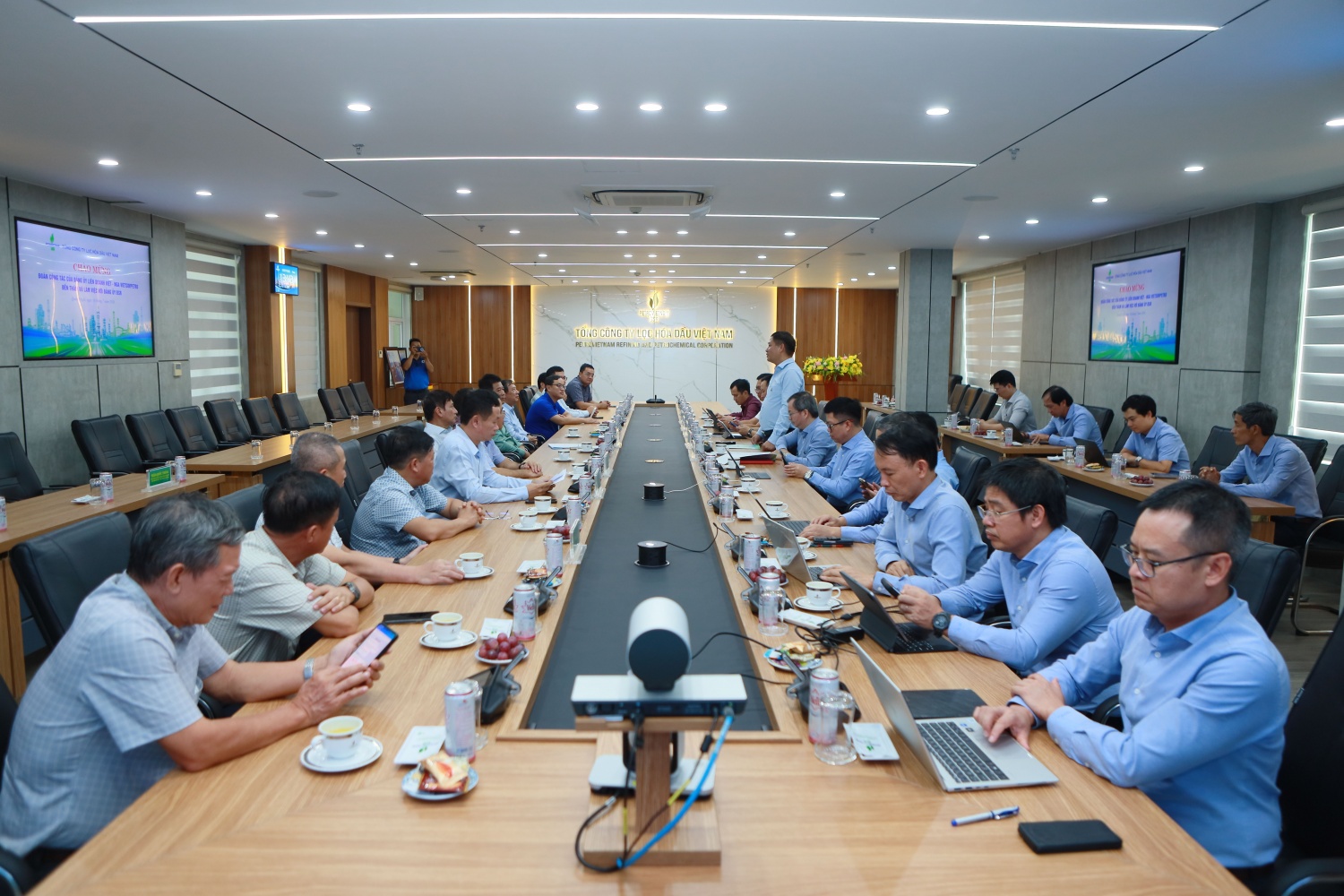 Toàn cảnh buổi làm việc giữa Đảng ủy BSR và Đảng ủy Vietsovpetro.