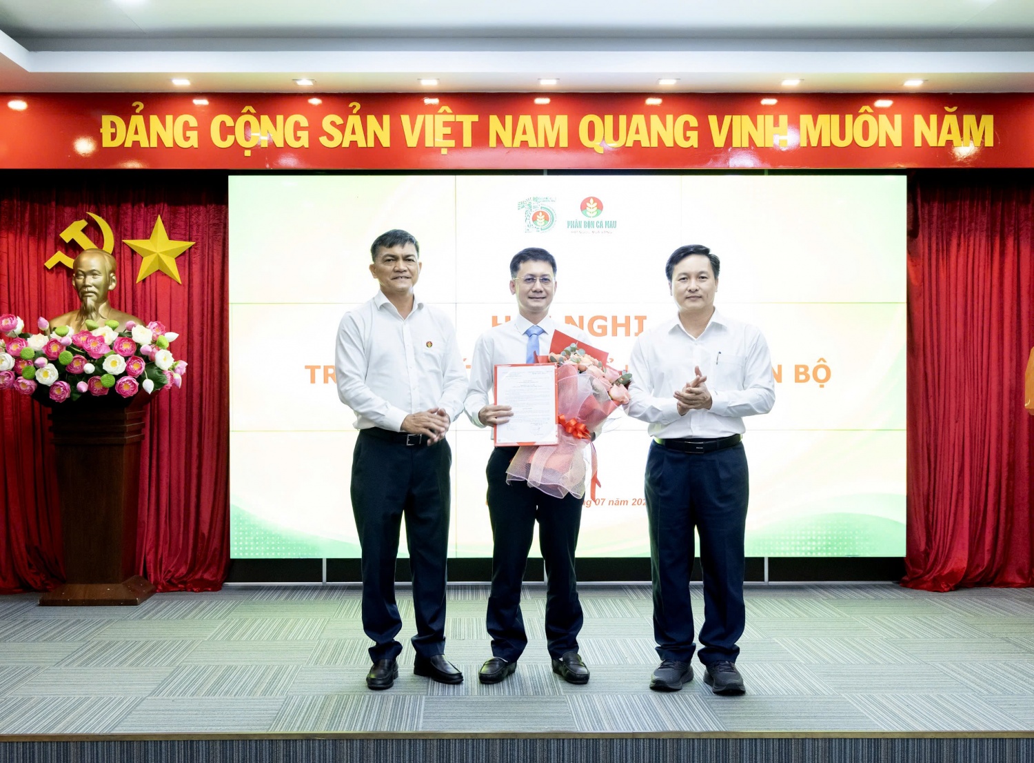Ông Văn Tiến Thanh và ông Nguyễn Thanh Tùng trao quyết định bổ nhiệm ông Nguyễn Duy Hải giữ chức Phó Tổng Giám đốc PVCFC.
