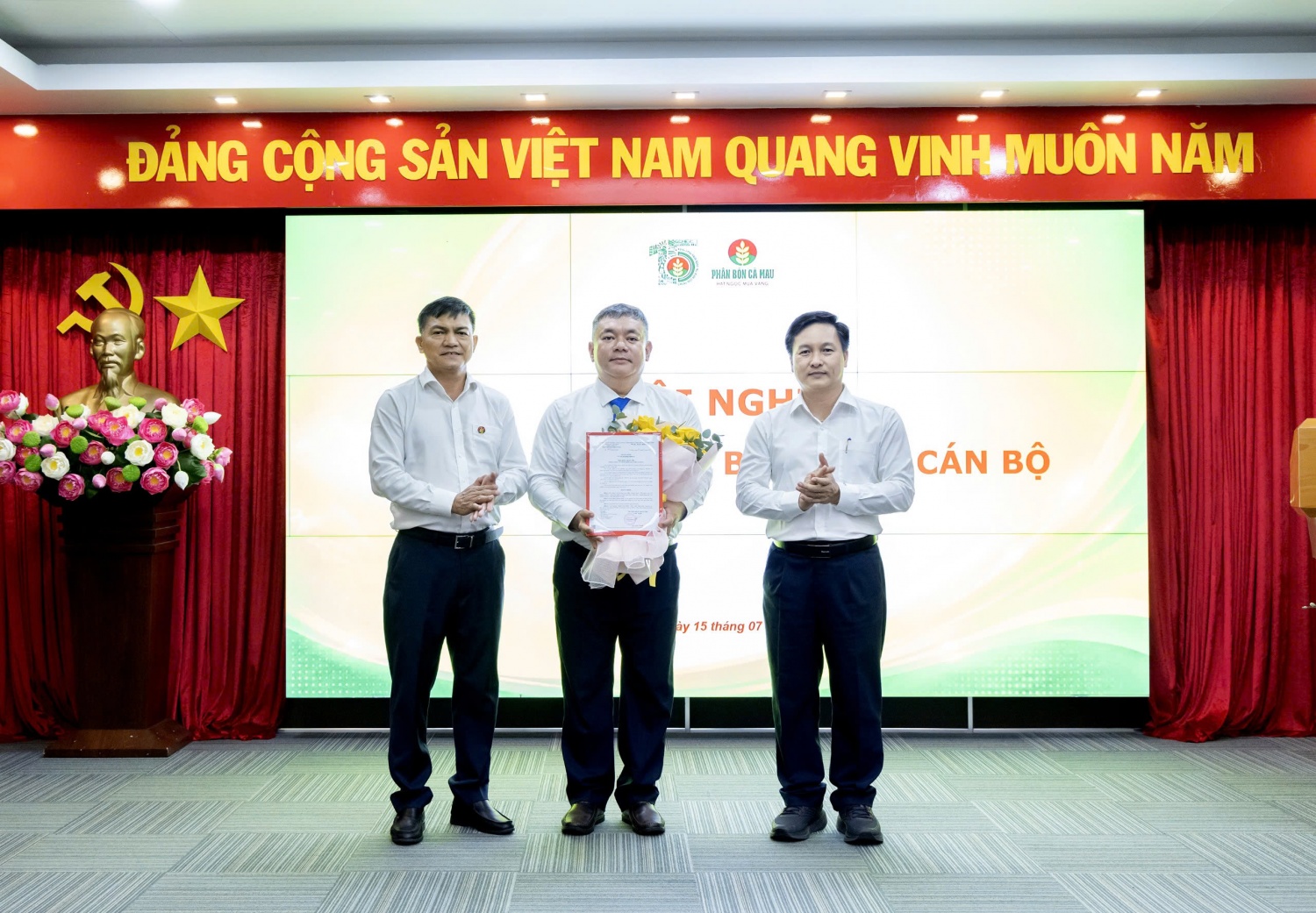 Lãnh đạo PVCFC trao quyết định bổ nhiệm ông Đặng Hoàng Quân giữ chức Giám đốc Chi nhánh PVCFC - Nhà máy Đạm Cà Mau.