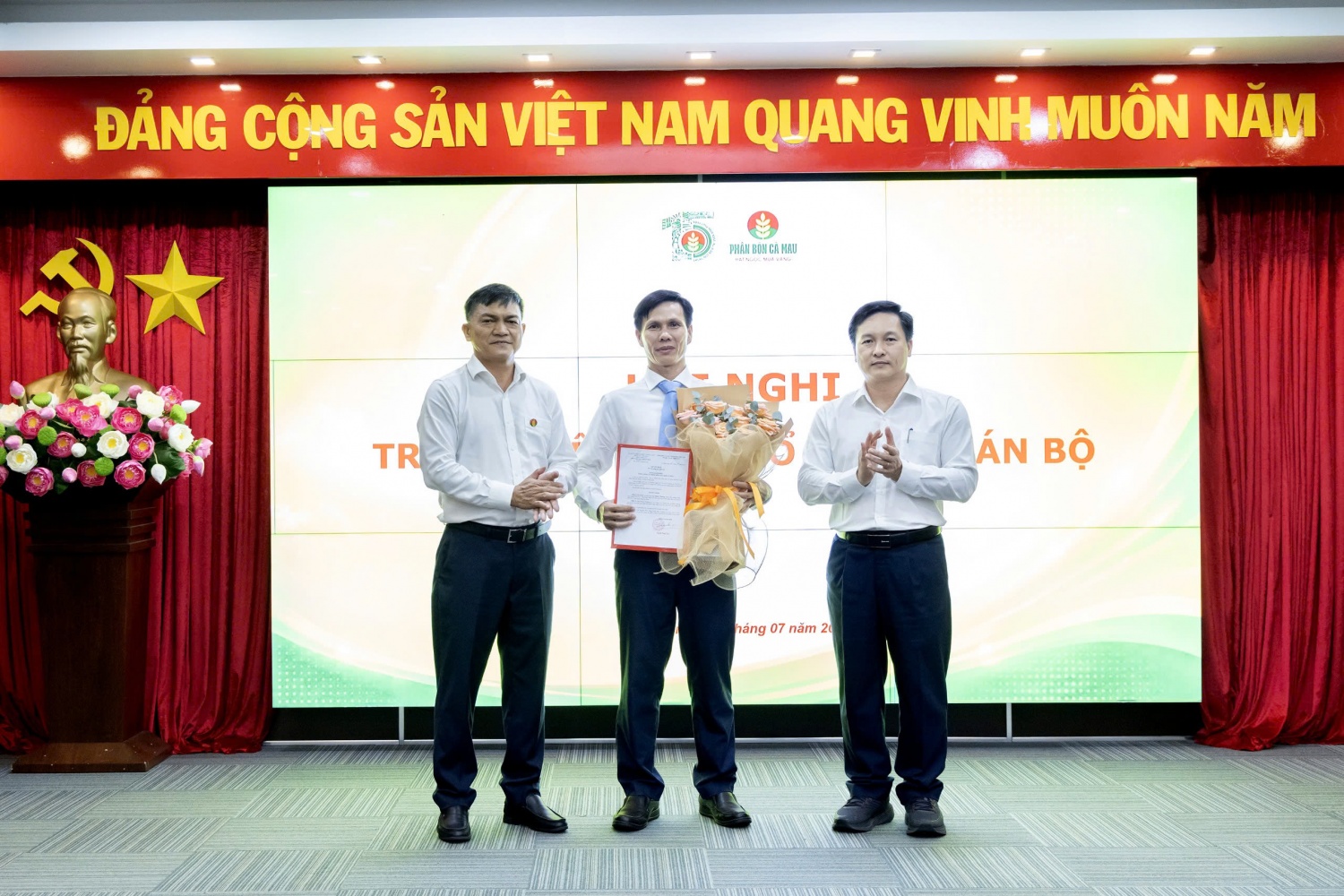 Lãnh đạo PVCFC trao quyết định bổ nhiệm ông Phạm Thường giữ chức Phó Giám đốc Chi nhánh PVCFC - Nhà máy Đạm Cà Mau.