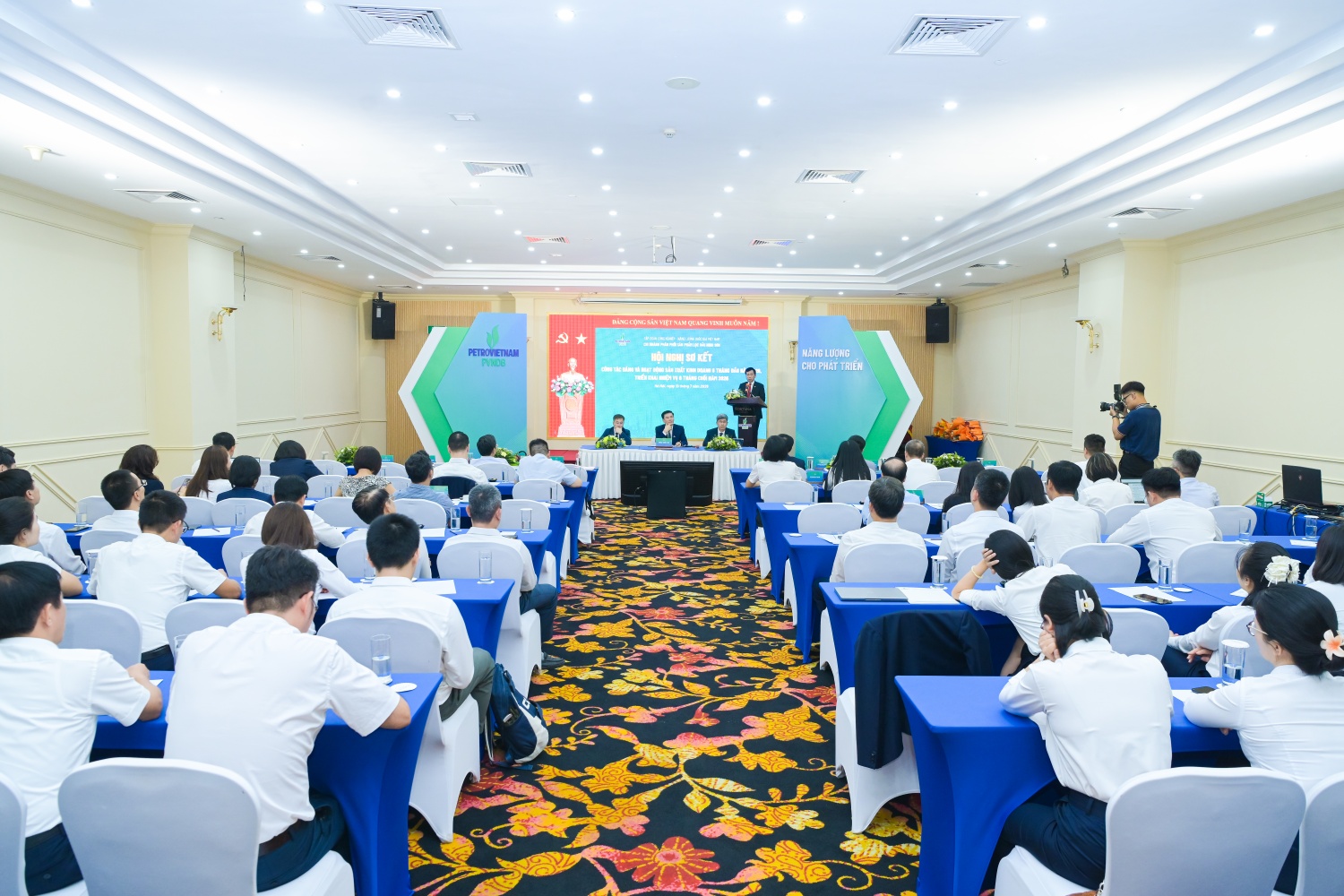 Toàn cảnh hội nghị.
