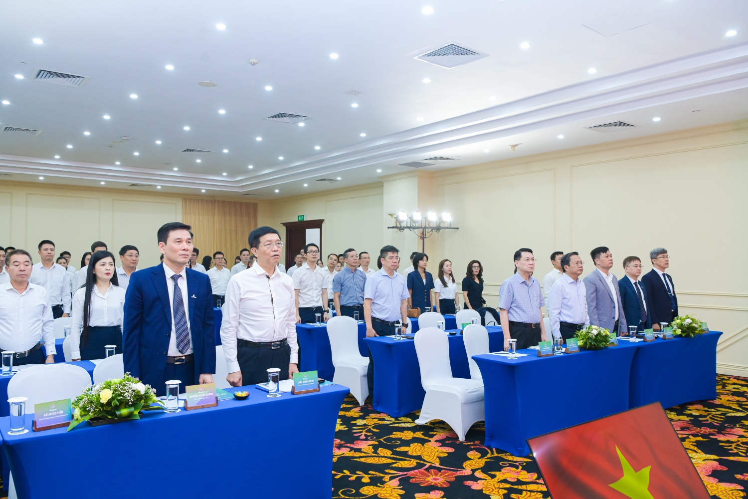 Các đại biểu thực hiện nghi thức chào cờ.