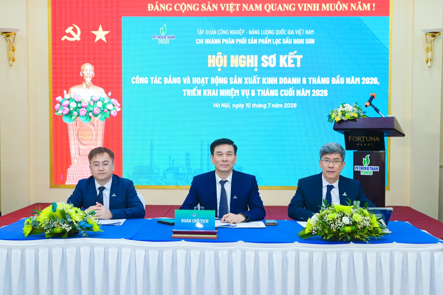 Đoàn Chủ tịch điều hành hội nghị.