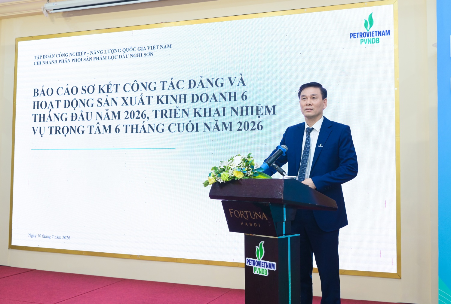 Giám đốc PVNDB Nguyễn Duyên Cường trình bày báo cáo tại hội nghị.