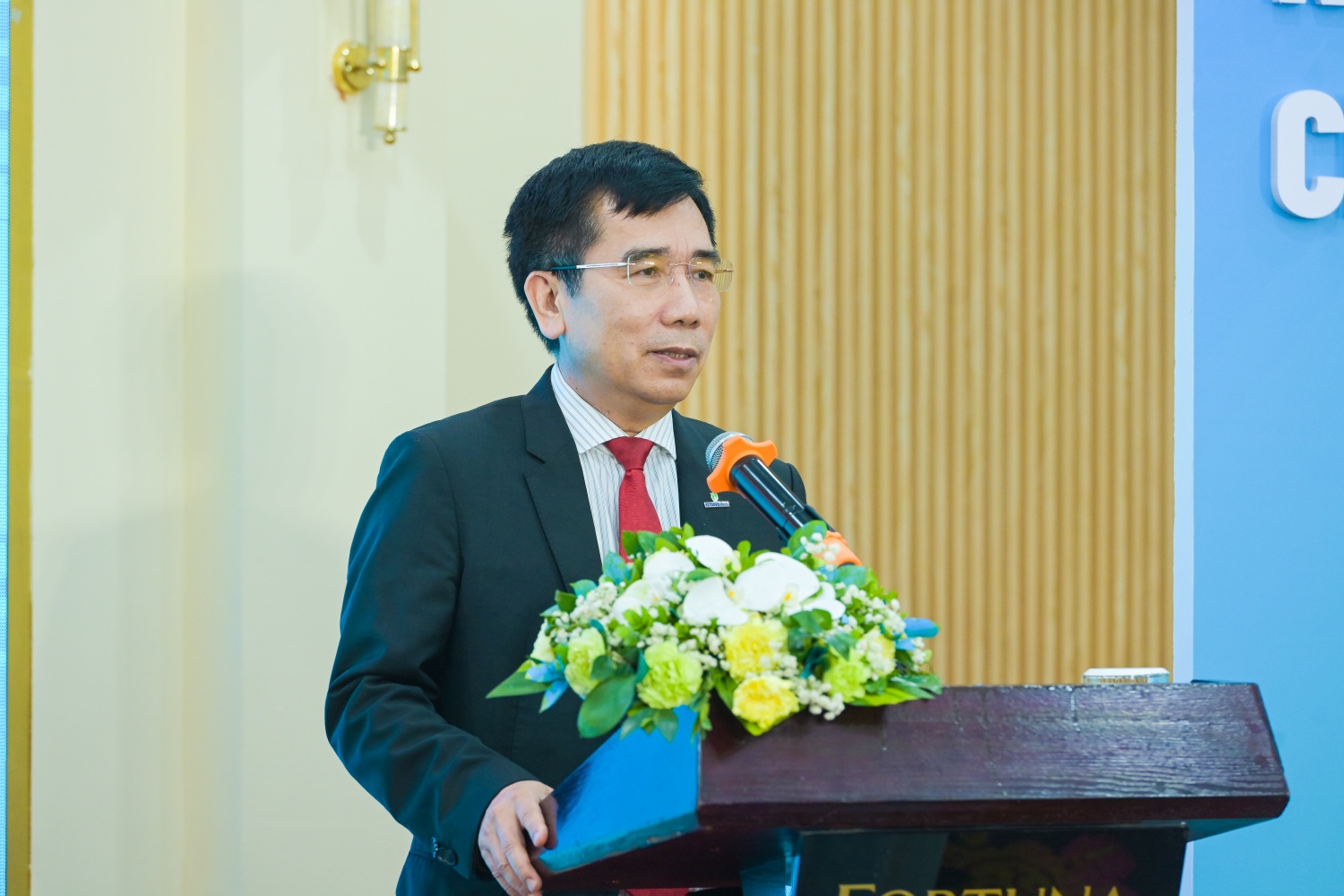 Phó Tổng Giám đốc Petrovietnam Lê Xuân Huyên ghi nhận và biểu dương những kết quả mà PVNDB đạt được trong 6 tháng đầu năm 2026.