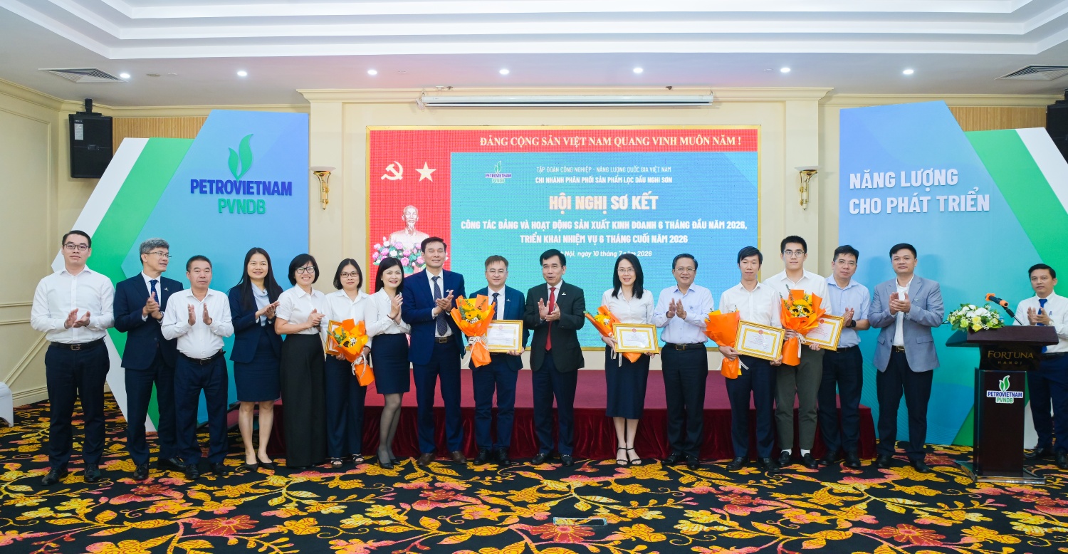 Lãnh đạo Petrovietnam và PVNDB trao tặng giấy khen cho các tập thể và cá nhân có thành tích xuất sắc.
