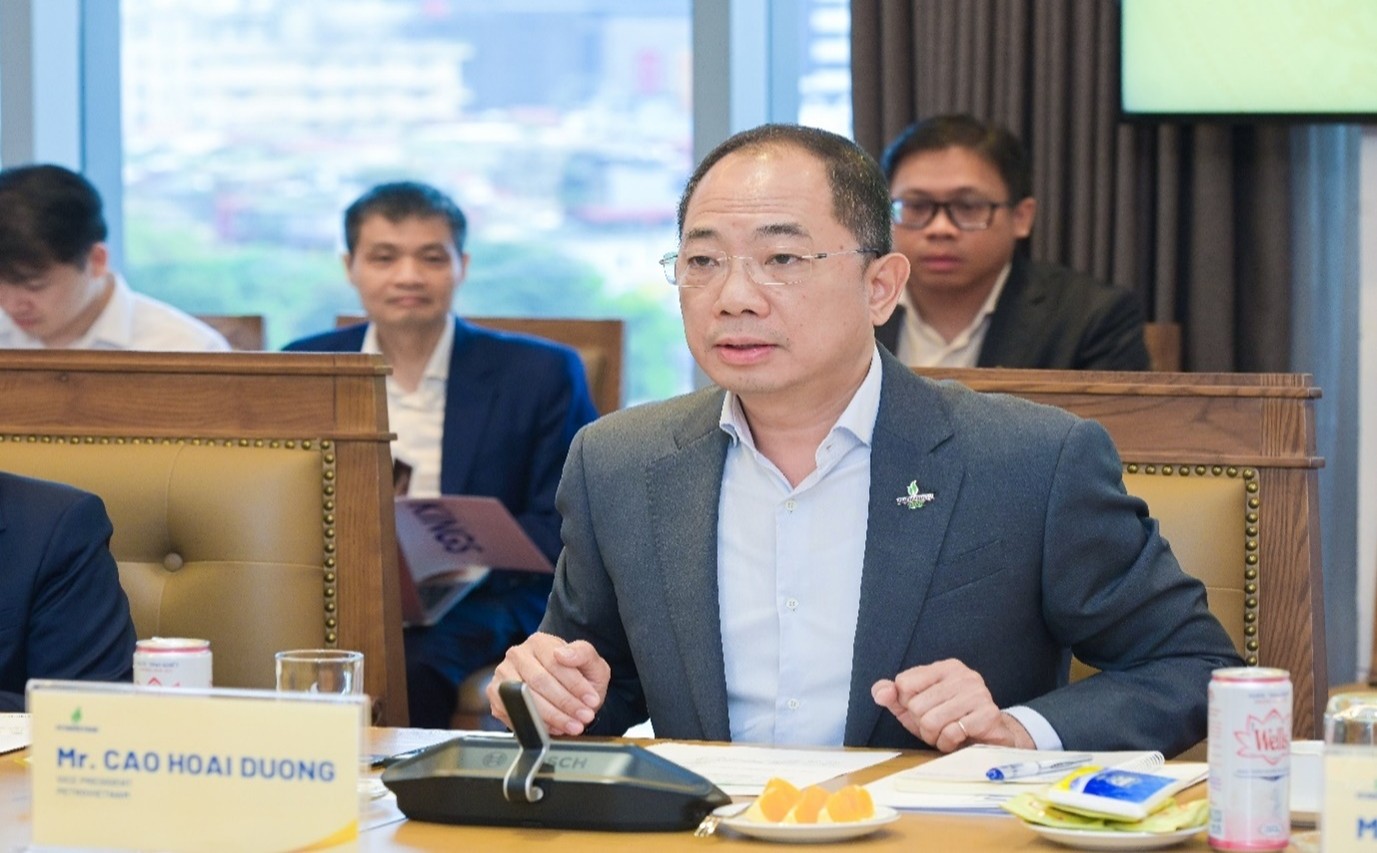 Phó Tổng Giám đốc Petrovietnam Cao Hoài Dương trao đổi tại buổi làm việc