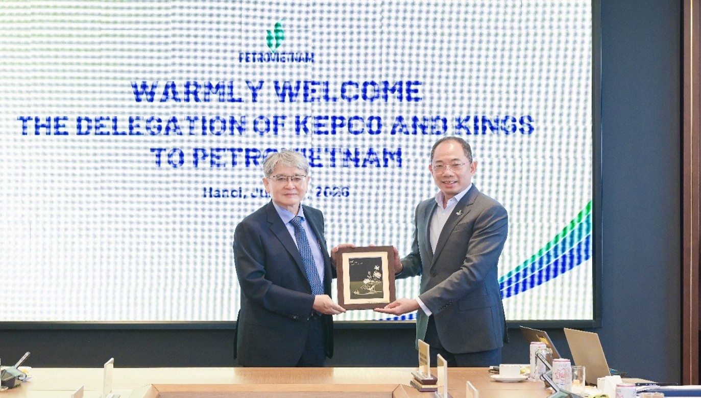 Phó Tổng Giám đốc Petrovietnam Cao Hoài Dương tặng quà lưu niệm cho ông Dong-Wook Jerng
