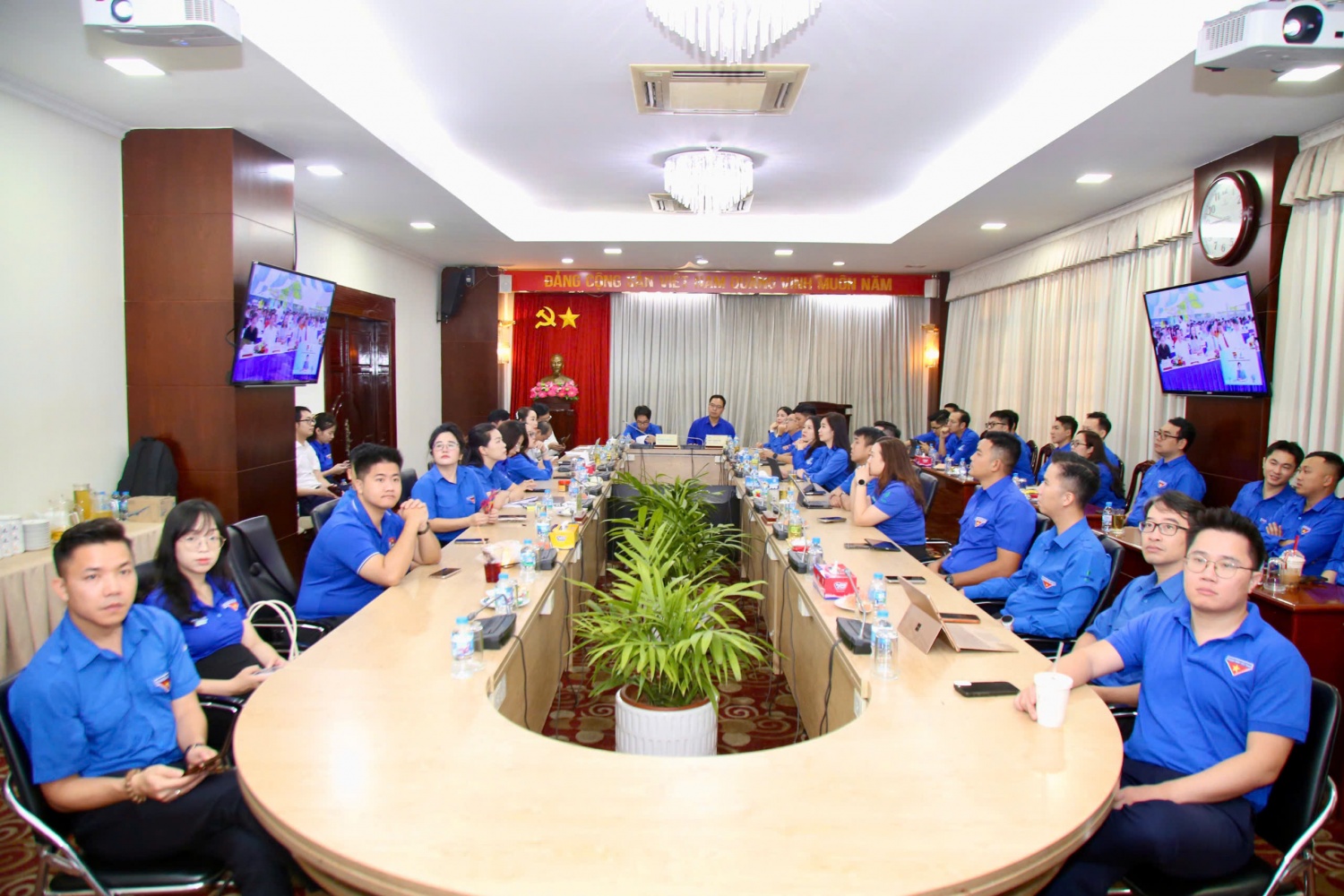 Hội nghị dành nhiều thời gian lắng nghe các ý kiến tham luận, đề xuất của bí thư đoàn thanh niên các đơn vị thành viên.