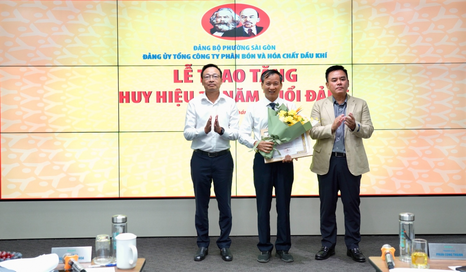 Đảng ủy PVFCCo - Phú Mỹ trao tặng Huy hiệu 30 năm tuổi Đảng đợt 3/2/2026 cho đồng chí Vương Việt Bắc, đảng viên sinh hoạt tại Chi bộ Phòng An toàn - Sức khỏe - Môi trường, Đảng bộ Nhà máy Đạm Phú Mỹ
