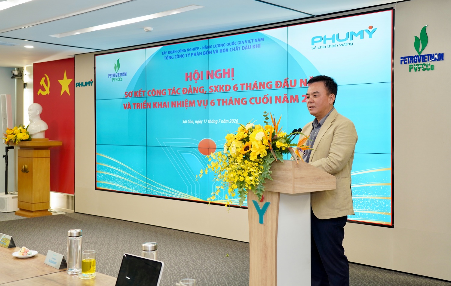 Đồng chí Nguyễn Xuân Hòa, Bí thư Đảng ủy, Chủ tịch HĐQT PVFCCo - Phú Mỹ ghi nhận những kết quả tích cực của Tổng công ty trong 6 tháng đầu năm