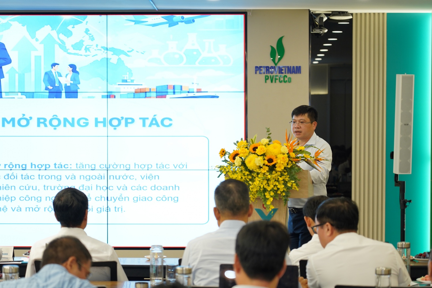 Đại diện của Chi nhánh Kinh doanh hóa chất trình bày tham luận: