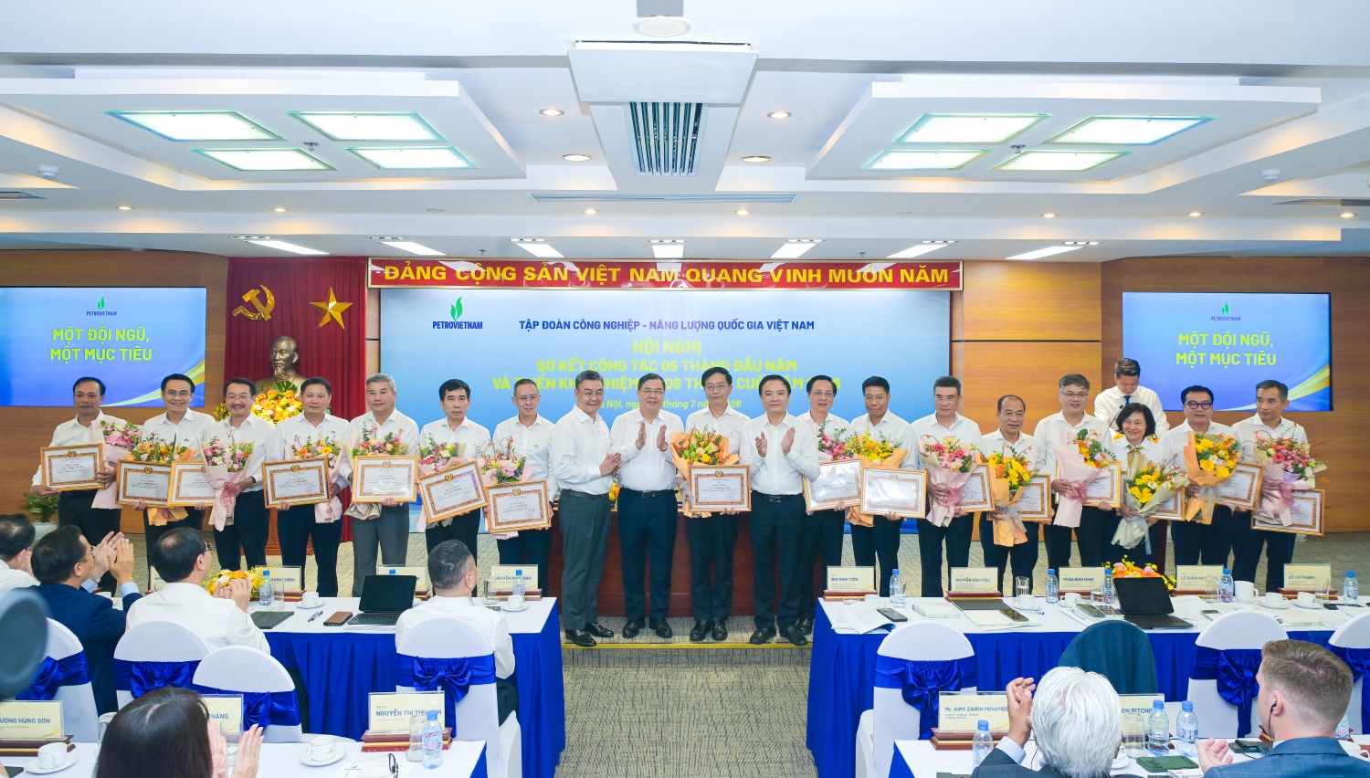 Đại diện các tổ chức Đảng, đảng viên Petrovietnam nhận Bằng khen của Đảng ủy Chính phủ trong hoàn thành xuất sắc nhiệm vụ 5 năm liền (2021-2025).