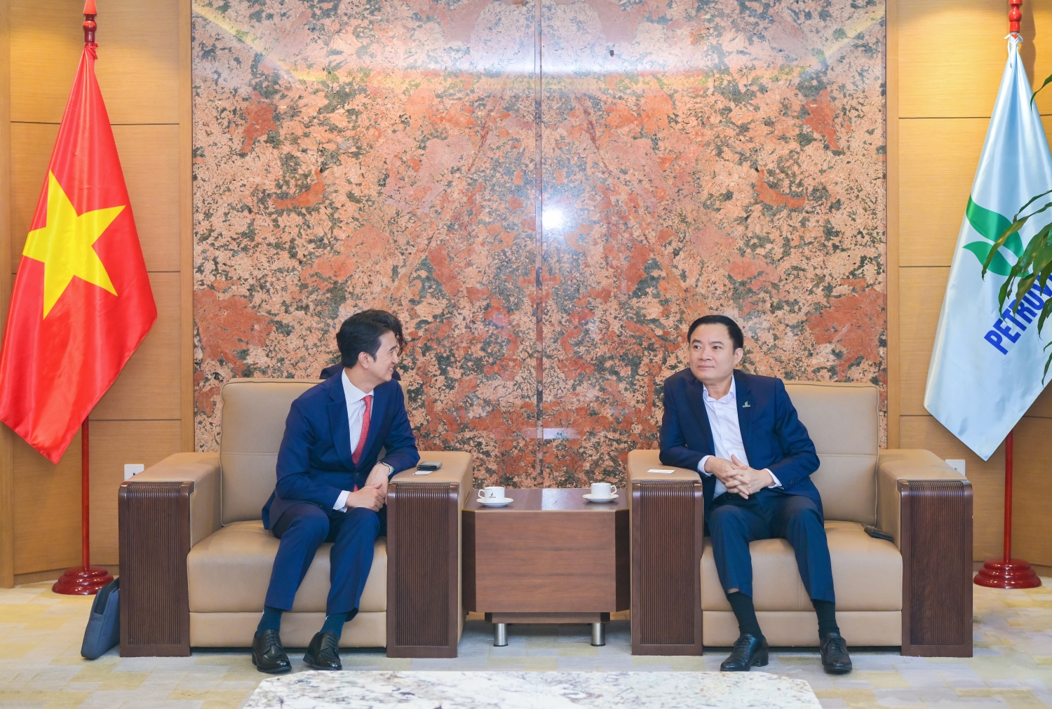 Chủ tịch HĐTV Petrovietnam Lê Ngọc Sơn trao đổi với ông Choo Hyeong Wook – Chủ tịch kiêm Tổng Giám đốc Tập đoàn SK Innovation