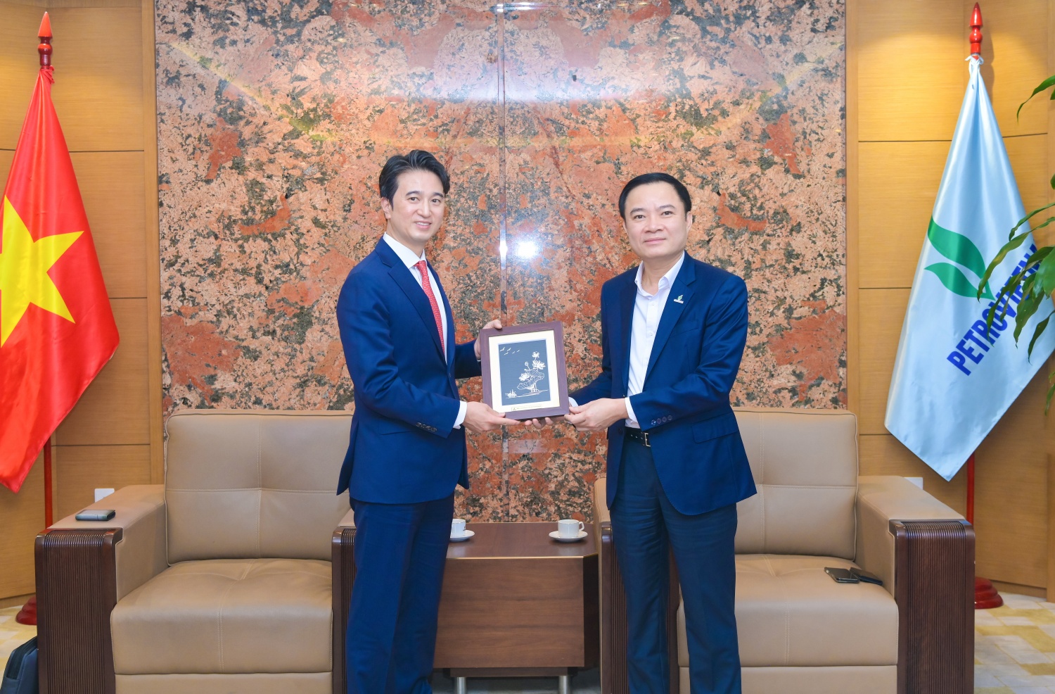 Chủ tịch HĐTV Petrovietnam Lê Ngọc Sơn tặng quà lưu niệm cho ông Choo Hyeong Wook