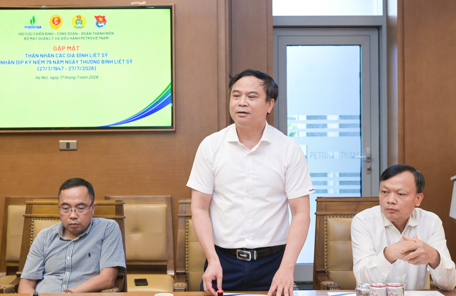 Đồng chí Đặng Văn Huệ, Chủ tịch Công đoàn Bộ máy QL&ĐH Tập đoàn phát biểu tại buổi gặp mặt