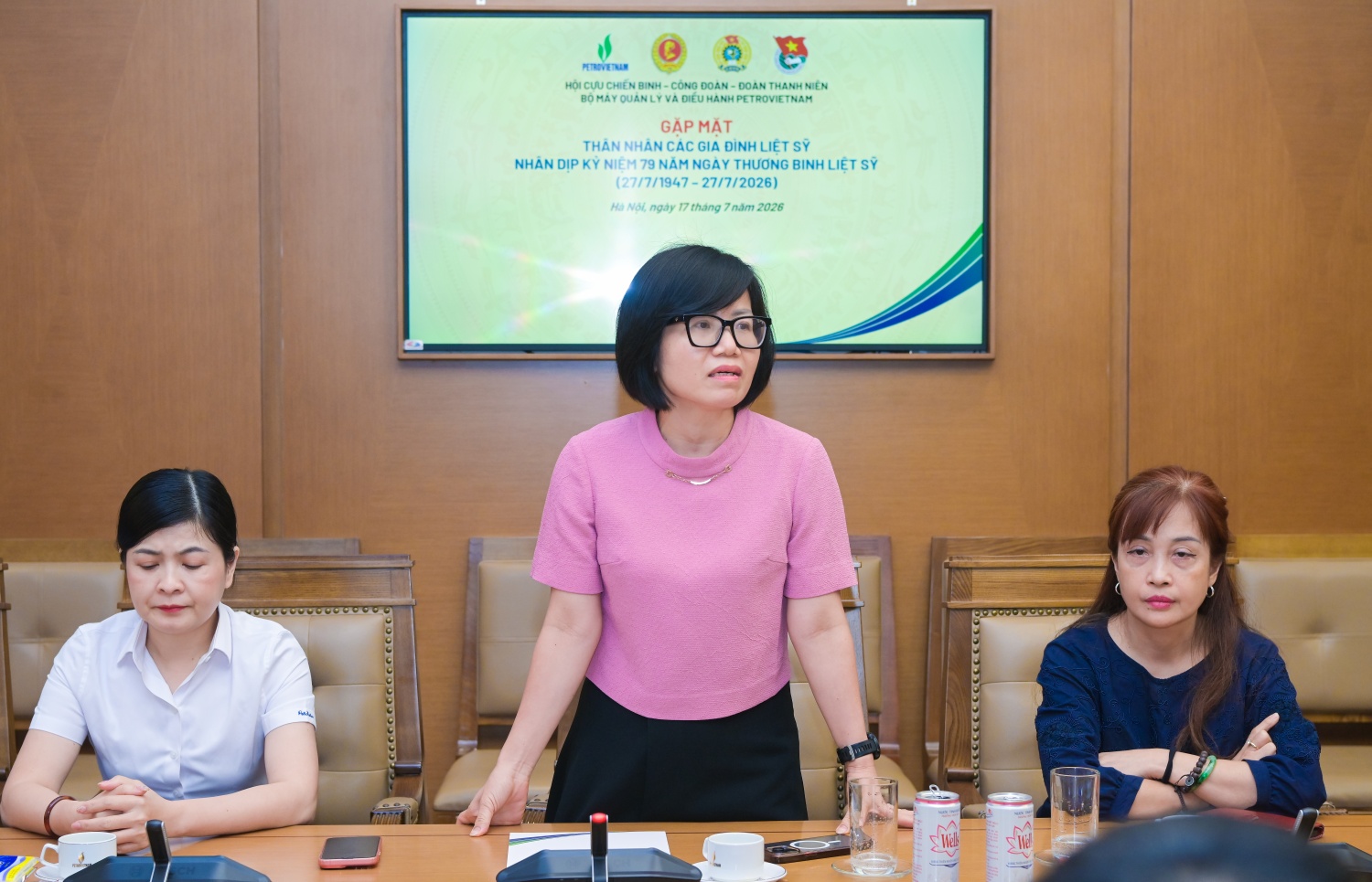 Đồng chí Nguyễn Thị Hoa, Ủy viên Ban Chấp hành Đảng bộ, Phó Chủ nhiệm Thường trực Ủy ban Kiểm tra Tập đoàn bày tỏ sự xúc động và gửi lời cảm ơn chân thành tới lãnh đạo Tập đoàn cùng các tổ chức đoàn thể