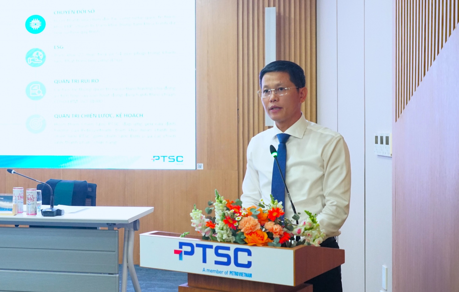 Đồng chí Trần Hồ Bắc, Phó Bí thư Đảng ủy, Tổng Giám đốc PTSC, nhấn mạnh các giải pháp duy trì đà tăng trưởng, đẩy nhanh tiến độ dự án trọng điểm và nâng cao hiệu quả quản trị, đầu tư trong 6 tháng cuối năm 2026.