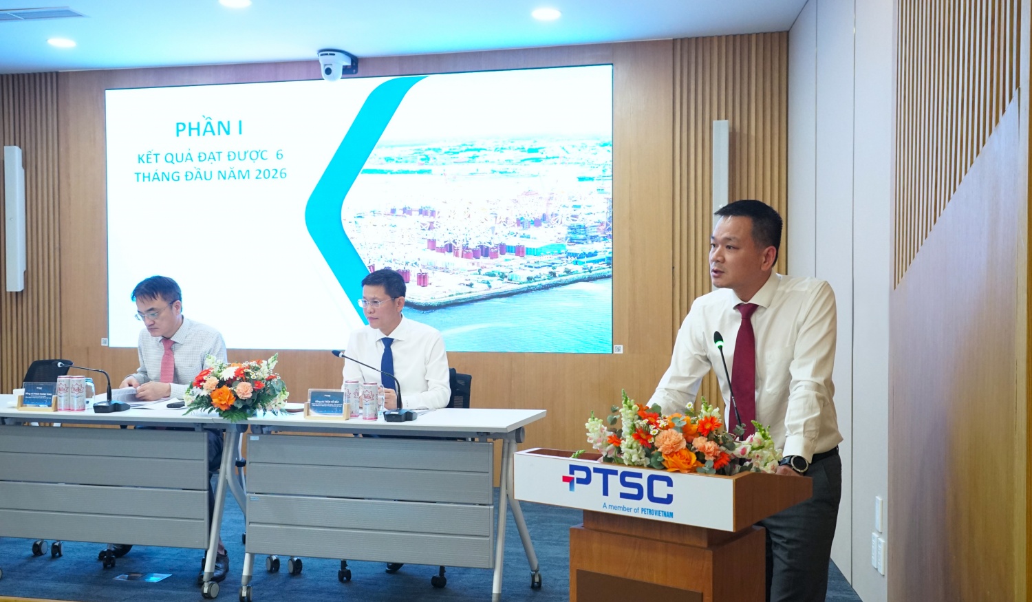 Đồng chí Nguyễn Xuân Ngọc, Phó Bí thư Thường trực Đảng ủy PTSC, làm rõ vai trò lãnh đạo của Đảng ủy trong việc gắn công tác xây dựng Đảng với thực hiện nhiệm vụ sản xuất kinh doanh của Tổng công ty.